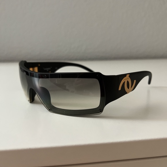 Vintage Chanel sunglasses - Picture 6 of 8